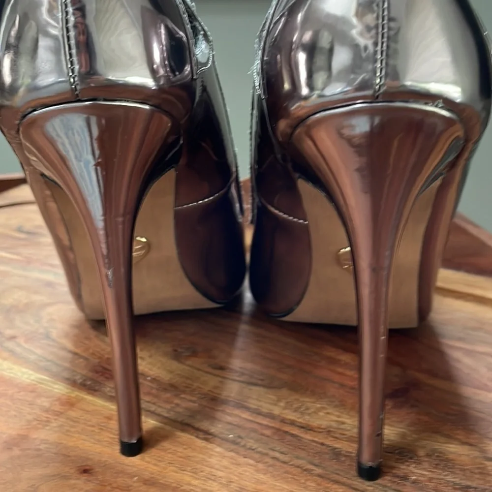 Betsey Johnson “Mimie” Heart Cutout Metallic High Heels. Excellent condition - Picture 9 of 14